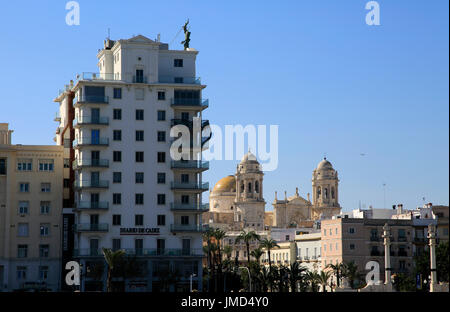 Gebäude der Stadt-Zentrum und Kathedrale Kirchengebäude, Cadiz, Spanien aus dem Meer gesehen Stockfoto