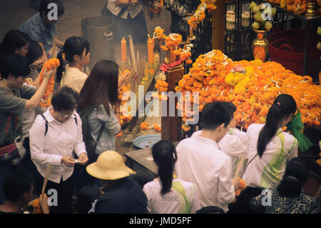 Menschen, die sich am Erawan-schrein in Bangkok City während der Songkran Festival (Thailändisches Neujahr) in Thailand zu beten. Stockfoto