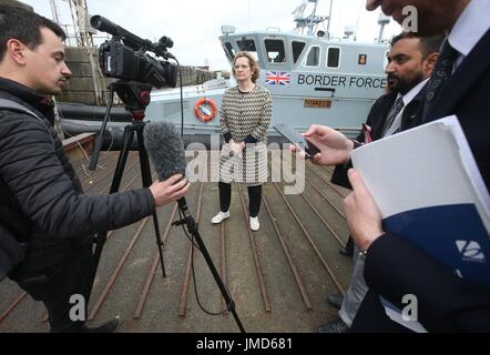 Hause Sekretär Amber Rudd spricht zu den Medien voraus gehen an Bord eines Border Force Küstenpatrouille Neovaskularisation (CPV) namens Nimrod in Troon. Stockfoto