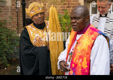 Erzbischof von York, Dr. John Sentamu (rechts), grüßt Pater Georgis Dimts von der äthiopisch-orthodoxen Kirche St. Gabriels zu einem Gedenkgottesdienst für Mary Mendy (54), Khadija Saye (24), 29, Beruk Haftom,12 und Isaac (Welde Mariam), 5, Opfer des Feuers am Grenfell Tower in der St. Helens Church in London. Stockfoto