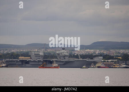 Die HMS Queen Elizabeth dreht sich in Rosyth Docks, wie es durch Segel setzen sich die vierte unter der Eisenbahnbrücke mit nur 6 Fuß ist zu ersparen.  Mitwirkende: HMS Queen Elizabeth Where: Edinburgh, Vereinigtes Königreich bei: Kredit-26. Juni 2017: Euan Cherry/WENN.com Stockfoto