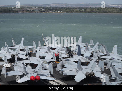F-18 Kämpfer jets an Bord der US-Marine Nimitz-Klasse-Flugzeugträger USS George H.W. Bush, da er vor Anker legt aus der Coastbefore nimmt es n Übung sächsische Krieger 2017 im nördlichen Atlantik. Stockfoto
