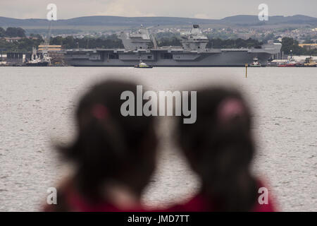 Die HMS Queen Elizabeth dreht sich in Rosyth Docks, wie es durch Segel setzen sich die vierte unter der Eisenbahnbrücke mit nur 6 Fuß ist zu ersparen.  Mitwirkende: HMS Queen Elizabeth Where: Edinburgh, Vereinigtes Königreich bei: Kredit-26. Juni 2017: Euan Cherry/WENN.com Stockfoto