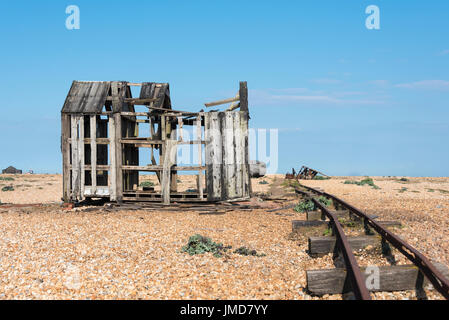 Alte hölzerne Boot Fischerboot und einem Schuppen fallen in Schutt und Asche. Stockfoto