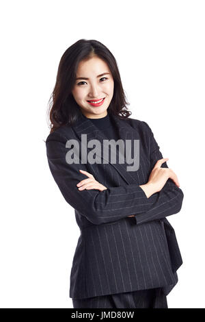 Studio-Porträt der jungen asiatischen Geschäftsfrau in Abendgarderobe, Arme gekreuzt, isolierten auf weißen Hintergrund. Stockfoto