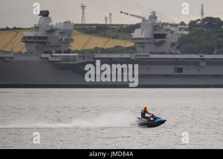 Die HMS Queen Elizabeth dreht sich in Rosyth Docks, wie es durch Segel setzen sich die vierte unter der Eisenbahnbrücke mit nur 6 Fuß ist zu ersparen.  Mitwirkende: HMS Queen Elizabeth Where: Edinburgh, Vereinigtes Königreich bei: Kredit-26. Juni 2017: Euan Cherry/WENN.com Stockfoto