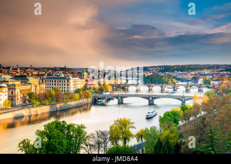 Europa, Tschechische Republik, Tschechien, Prag, Praha, UNESCO, historische alte Stadt Panorama mit Brücken über die Moldau, Moldau Fluss mit Karlsbrücke Stockfoto