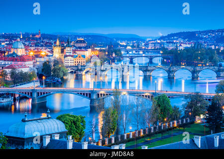 Europa, Tschechische Republik, Tschechien, Prag, Praha, UNESCO, historische alte Stadt Panorama mit Brücken über die Moldau, Moldau Fluss mit Karlsbrücke Stockfoto