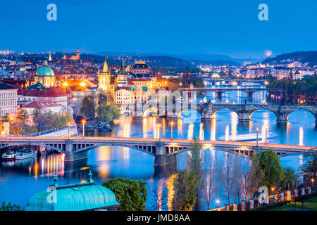 Europa, Tschechische Republik, Tschechien, Prag, Praha, UNESCO, historische alte Stadt Panorama mit Brücken über die Moldau, Moldau Fluss mit Karlsbrücke Stockfoto