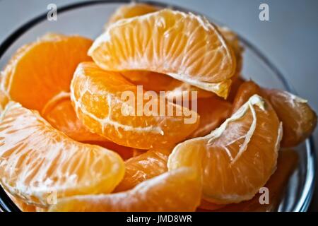 Nahaufnahme von einer Schüssel geschälte Orange Segmente Stockfoto