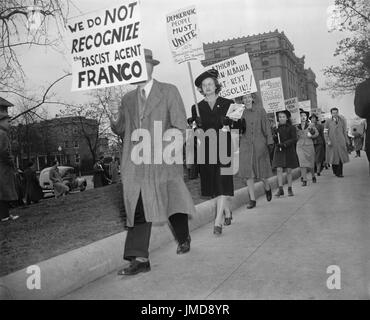 Vertreter der Washington Abteilung der amerikanischen Liga für Frieden und Demokratie demonstrieren gegen Faschismus und Nazismus außerhalb der italienischen Botschaft, Washington DC, USA, Harris & Ewing, April 1939 Stockfoto