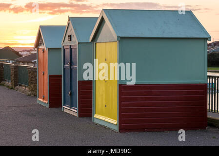 3 Strandhütten bei Sonnenuntergang Stockfoto