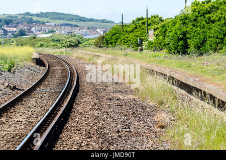 Bahnsteig und einspurige Eisenbahnlinie abgebrochen Stockfoto