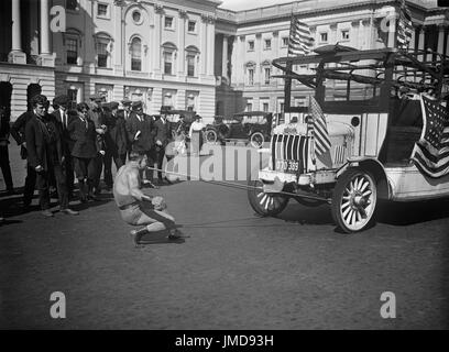 Man zieht Bus mit Zähnen außerhalb US Kapitol, Washington DC, USA, Harris & Ewing, 1921 Stockfoto