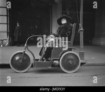 Frau in dreirädrige Fahrzeug, Washington DC, USA, Harris & Ewing, 1922 Stockfoto