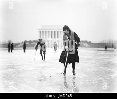 Frau Eislaufen mit Hockey-Stick mit Lincoln Memorial im Hintergrund, Washington DC, USA, Harris & Ewing, Januar 1922 Stockfoto