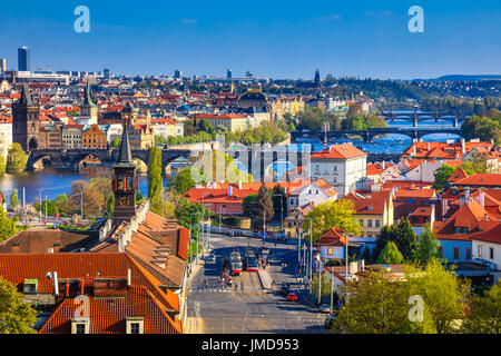Europa, Tschechische Republik, Tschechien, Prag, Praha, UNESCO, historische alte Stadt Panorama mit Brücken über Vltava / Moldau Fluss mit Charles bridge Stockfoto