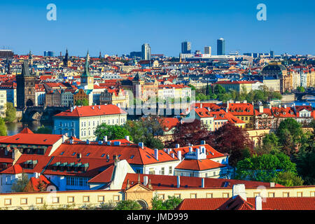 Europa, Tschechische Republik, Tschechien, Prag, Praha, UNESCO, historische alte Stadt Panorama mit Brücken über Vltava / Moldau Fluss mit Charles bridge Stockfoto