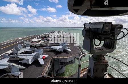 F-18 Jets und Hawkeye Flugzeuge abgestellt auf dem Flugdeck an Bord der US-Marine Nimitz-Klasse-Flugzeugträger USS George H.W. Bush da er vor Anker vor der Küste, legt bevor sie in Übung sächsische Krieger 2017 im nördlichen Atlantik beteiligt ist. Stockfoto