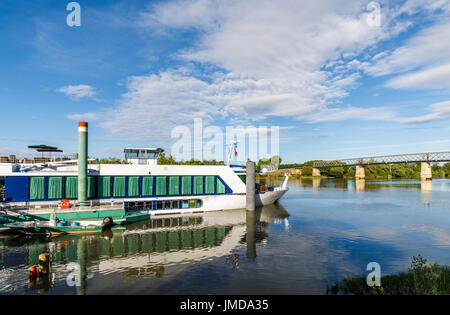 Kreuzfahrtschiff, die Amadolce vor in der Garonne im Cadillac, eine Gemeinde im Département Gironde in der Nouvelle-Aquitaine, Südwest-Frankreich Anker Stockfoto