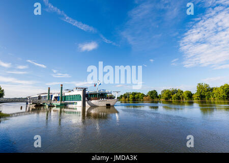 Kreuzfahrtschiff, die Amadolce vor in der Garonne im Cadillac, eine Gemeinde im Département Gironde in der Nouvelle-Aquitaine, Südwest-Frankreich Anker Stockfoto