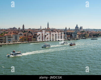 Blick über den Canale della Giudecca, größte Wasserstraße Venedigs. Stockfoto