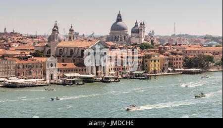 Blick über den Canale della Giudecca, größte Wasserstraße Venedigs. Stockfoto