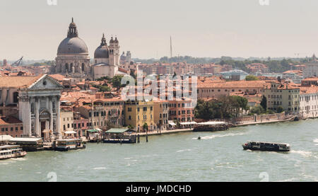 Blick über den Canale della Giudecca, größte Wasserstraße Venedigs. Stockfoto