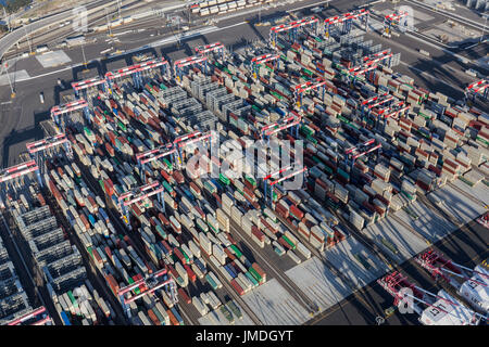 Long Beach, Kalifornien, USA - 10. Juli 2017: Luftaufnahme des Fracht-Container Stapeln im Hafen von Long Beach in der Nähe von Los Angeles, Kalifornien. Stockfoto