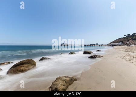 Malibu Pier Strand mit Motion blur Surf in der Nähe von Los Angeles in Südkalifornien. Stockfoto