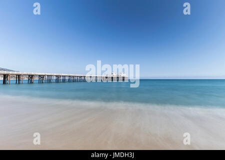 Malibu Pier mit Motion blur Wasser in der Nähe von Los Angeles in Südkalifornien. Stockfoto