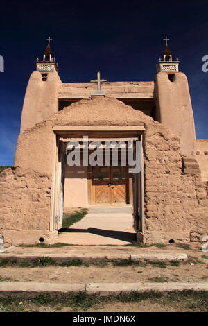 San José de Gracia Katholische Kirche in Las Trampas ist eine der historischen Höhepunkte entlang der malerischen Hohen Straße nach Taos im nördlichen Teil von New Mexico Stockfoto