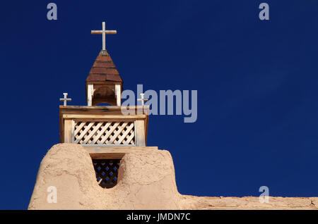 San José de Gracia Katholische Kirche in Las Trampas ist eine der historischen Höhepunkte entlang der malerischen Hohen Straße nach Taos im nördlichen Teil von New Mexico Stockfoto