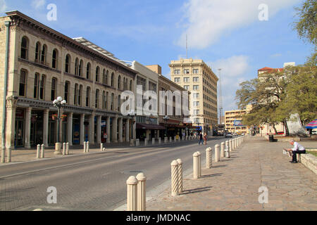 Alamo Plaza an der Vorderseite des historischen Alamo und bietet Touristen mit einer Vielzahl von Geschäften und Restaurants zu genießen, San Antonio, Texas Stockfoto