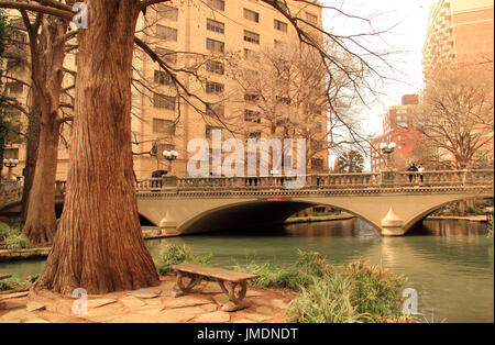 Riverwalk, mit seinen zahlreichen Hotels und Restaurants, ist ein einladender Ort für Einheimische und Touristen, die in San Antonio im US-Staat Texas Stockfoto