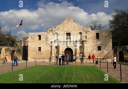 SAN ANTONIO, TX - 27. Februar: Touristen und Einheimische ein Besuch in der alten Alamo compound genießen, eine der wichtigsten Sehenswürdigkeiten in San Antonio 27 Februar, 2017 Stockfoto