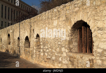 Mission San Antonio de Valero, besser als die Alamo bekannt, in der Innenstadt von San Antonio, Texas, ist eine der bedeutendsten historischen Sehenswürdigkeiten in den USA Stockfoto