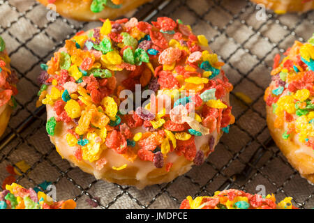 Hausgemachten Gourmet-Donuts mit Getreide an der Spitze zum Frühstück Stockfoto