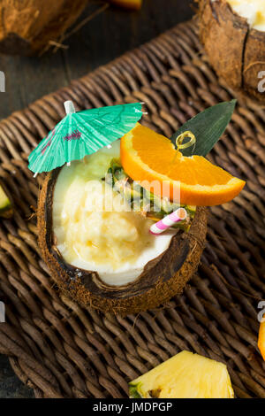 Süße erfrischende tropische Kokosnuss Pina Colada Cocktail mit Ananas garnieren Stockfoto