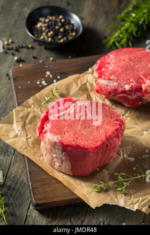 Rohe organische Grass Fed Filet Mignon Steak mit Salz und Kräutern Stockfoto