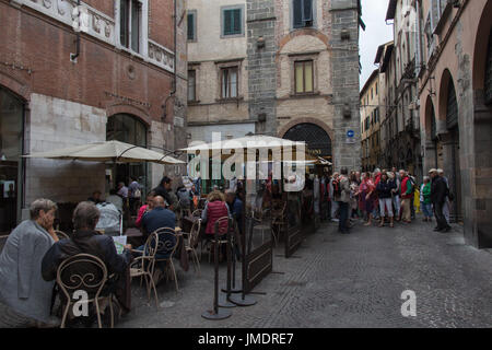 Italien-Lucca - 18. September 2016: die Ansicht der Open-Air-Café in Luccas Straße am 18. September 2016 in Lucca Toskana Italien. Stockfoto