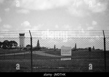 Ein Sperrgebiet Zeichen auf eine miliare Luftwaffenstützpunkt Zaun in schwarz und weiß. Stockfoto