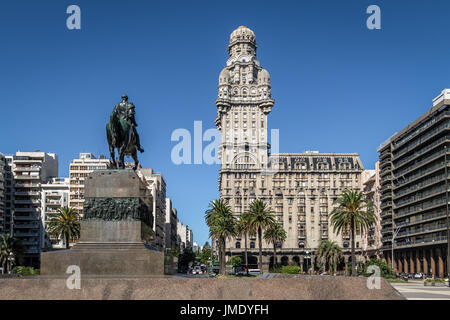 Plaza Independencia und Palacio Salvo - Montevideo, Uruguay Stockfoto