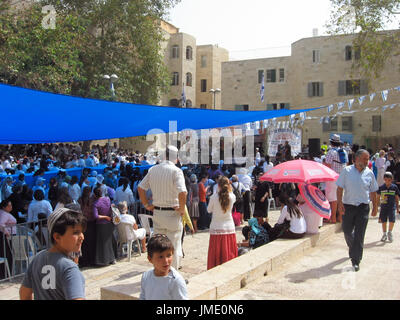 Eine Masse von Jüdischen Menschen feiern Sukkot in der Jerusalemer Altstadt, das jüdische Viertel. Stockfoto