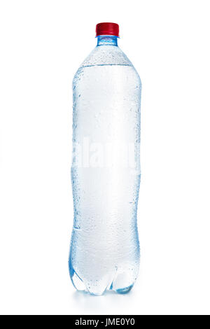 Kunststoff-Flasche mit kristallklarem Wasser mit Wassertropfen. Isoliert auf weiss Stockfoto