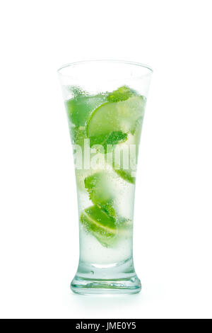 Mojito cocktail in nassen beschlagen Glas. Grüne Getränk, Kalk, Eis, Schaum und Luftblasen. Isoliert auf weißem, Clipping-Pfad enthalten Stockfoto