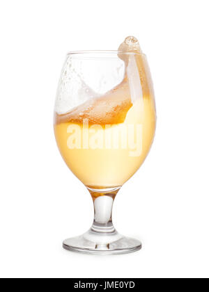 Spritzer helles Bier ins Glas. Isoliert auf weißem, Clipping-Pfad enthalten Stockfoto