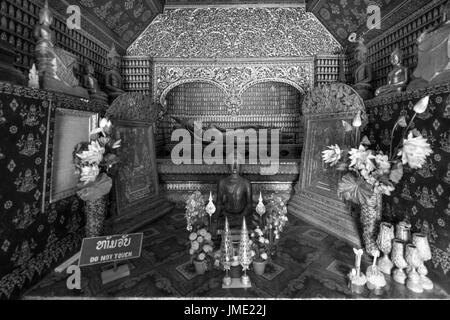 Schwarz / weiß Bild der zurückgelehnten Buddha und andere Bilder innerhalb Wat Xieng Thong, buddhistische Tempel befindet sich in der Stadt Luang Prabang, Laos. Stockfoto