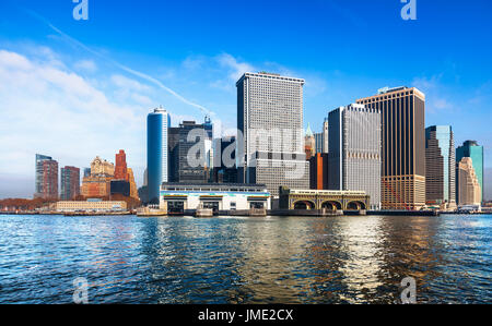 Skyline von Manhattan Waterfront Panorama gesehen aus dem East River. Stockfoto