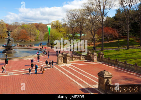 NEW YORK CITY-APRIL 2: Central Park historische Bethesda Fountain in New York City am 2. April 2012. Es wurde im Jahre 1868 von Emma Stebbins entworfen. Stockfoto